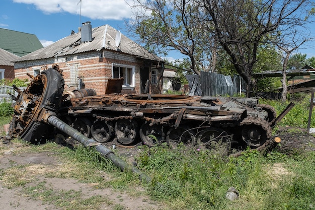 Ein verbrannter russischer Panzer in der Nähe eines Wohnhauses Krieg in der Ukraine 2022 Russische Raketen