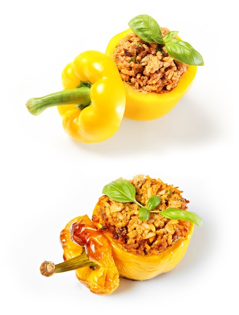 Ein Vergleich von gebackenen und ungebackenen gefüllten Paprika