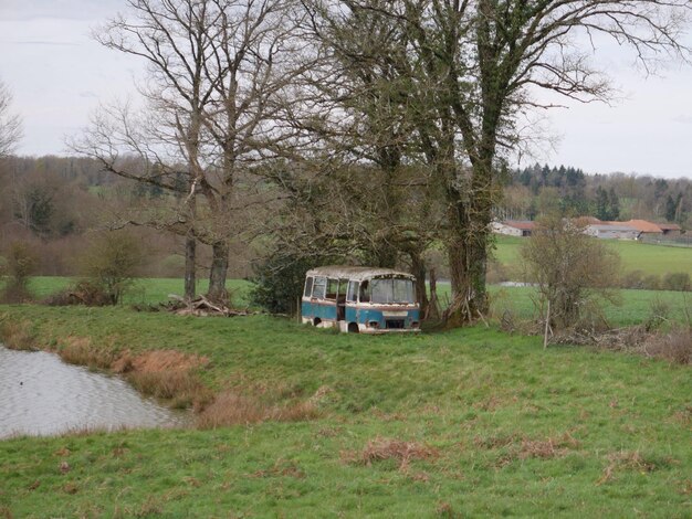 Foto ein verlassener campingwagen auf einem grasbewachsenen feld