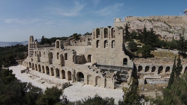 Ein verlassenes Amphitheater vor blauem Himmel
