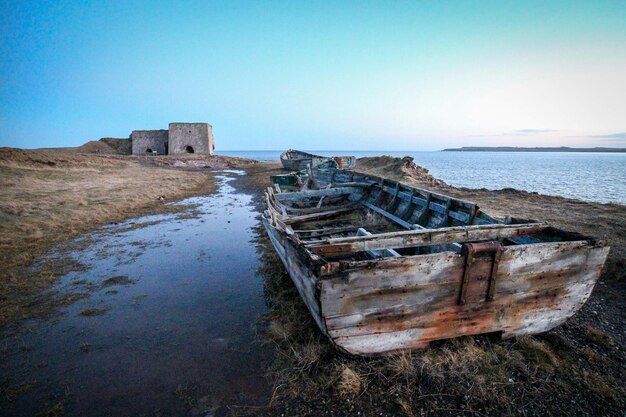 Foto ein verlassenes boot am ufer