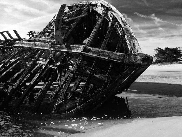 Foto ein verlassenes boot im meer gegen den himmel