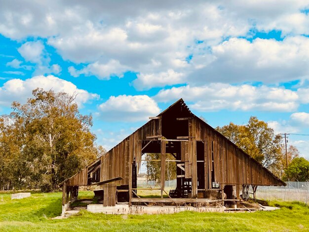 Ein verlassenes Haus auf dem Feld gegen den Himmel