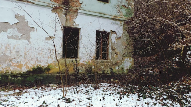 Foto ein verlassenes haus im winter