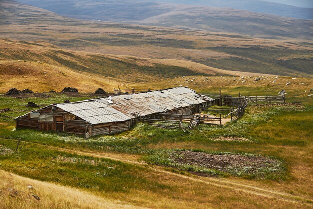 Ein verlassenes Haus in der Steppe, Stall für Tiere