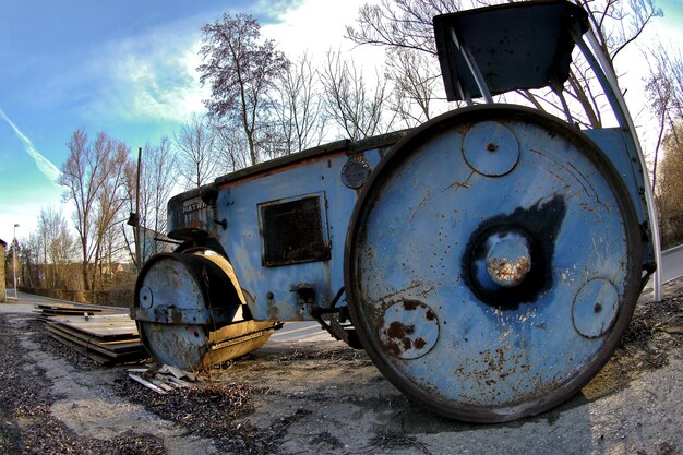 Foto ein verlassenes vintage-auto auf dem feld