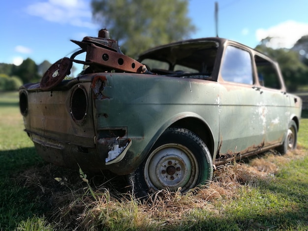 Foto ein verlassenes vintage-auto auf dem feld