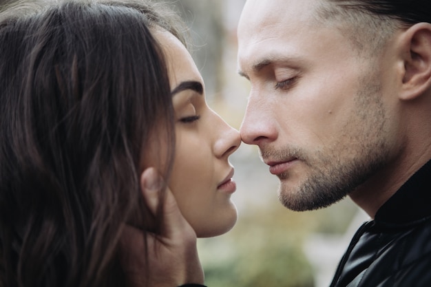 Ein verliebtes Paar an einem romantischen Date am Herbsttag