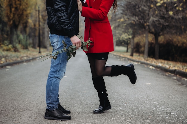 Ein verliebtes Paar an einem romantischen Date im Herbstpark