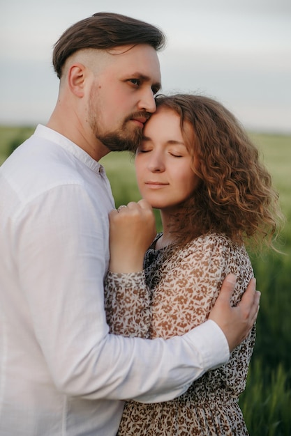 Ein verliebtes Paar auf einem grünen Weizenfeld