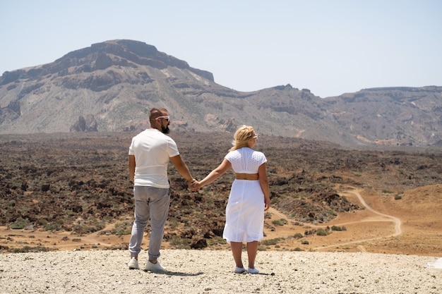 Ein verliebtes Paar hält Hände im Krater des Teide-Vulkans. Teneriffa, Kanarische Inseln.