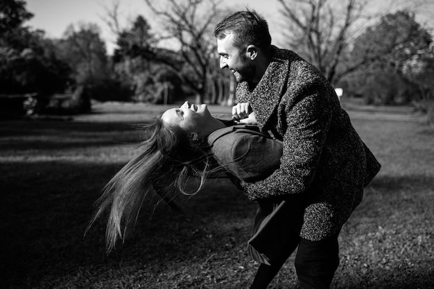 Foto ein verliebtes paar hat spaß im park