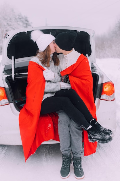 Ein verliebtes Paar im Kofferraum eines Autos Lifestyle Ein Artikel über verliebte Paare Ein Artikel über den Valentinstag im Winter