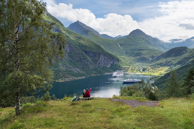 Ein verliebtes Paar träumt von einer Kreuzfahrt in Norwegen