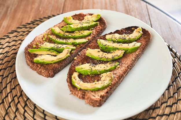 Ein verlockender Avocado-Toast auf einem Holztisch
