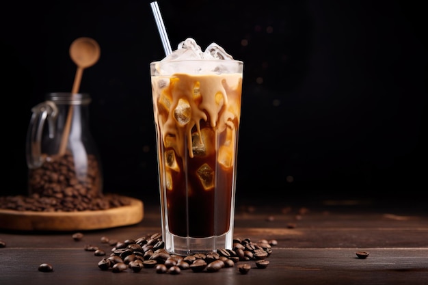 Ein verlockendes Stockfoto mit einem hohen Glas Eiskaffee, einem kühlen und belebenden Getränk, um den Durst zu stillen