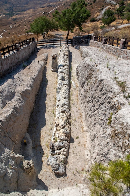 Ein versteinerter Baumstamm aus dem UNESCO-Geopark „Versteinerter Wald von Sigri“ auf der Insel Lesbos in Griechenland. Griechenland Lesbos fossiler Wald