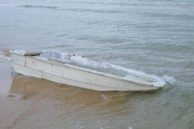 Ein versunkenes altes Boot auf See