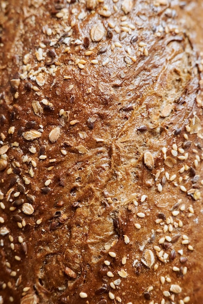 Ein vertikaler Schuss von frisch gebackenem Brot