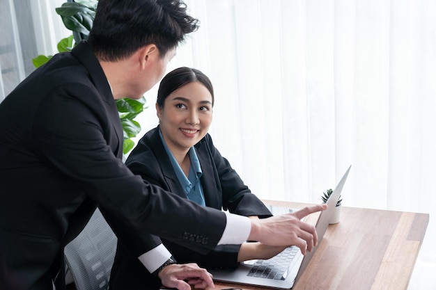 Ein vielbeschäftigtes Analystenteam im Büro bespricht Datenanalyse und Marketing Jubilant