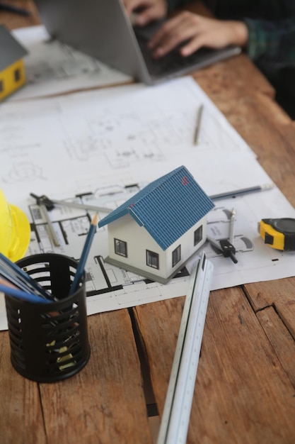 Foto ein vielfältiges team von spezialisten nutzt laptops auf der baustelle des immobilienbauprojekts mit ingenieur, investor und geschäftsmann, die im bereich der bauingenieurwesen arbeiten und den strategieplan diskutieren