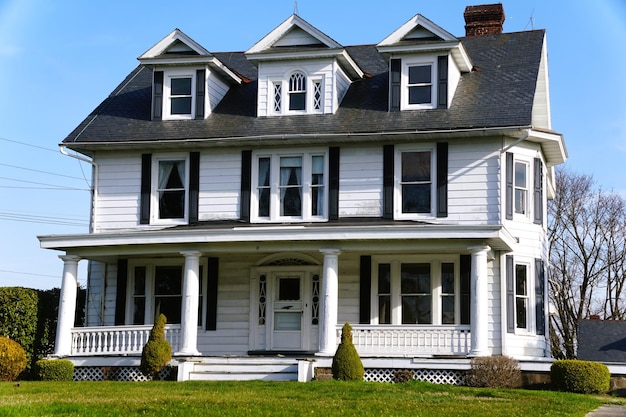 Ein viktorianisches Haus mit weißem Äußeren und schwarzem Dach in der Nähe von Nottingham, Pennsylvania, USA
