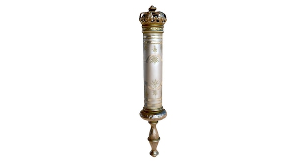 Ein Vintage-Kerzenhalter aus Messing mit einer Krone auf der Oberseite.