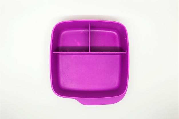 Ein violettes Kunststoff-Lunchtablett mit drei Fächern auf weißem Hintergrund.