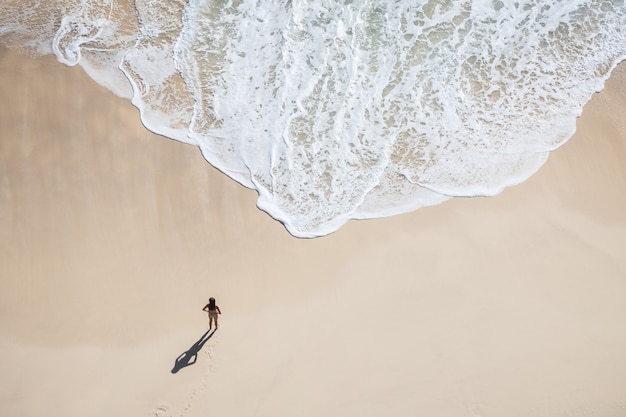 ein Volk und die Wellen am Strand