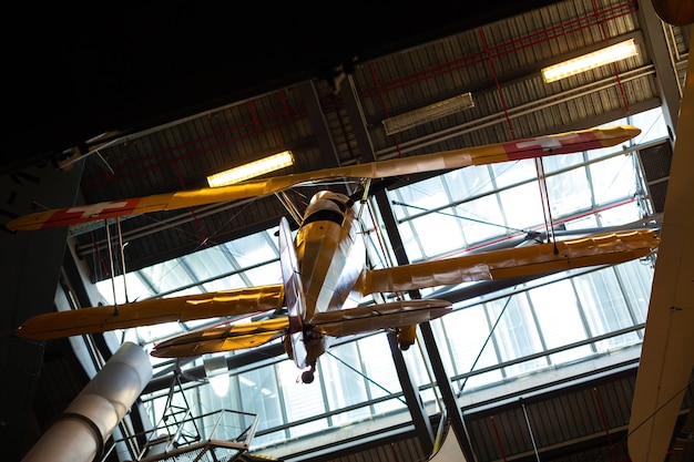 Ein von der Decke hängendes Flugzeug im Flugzeugmuseum.