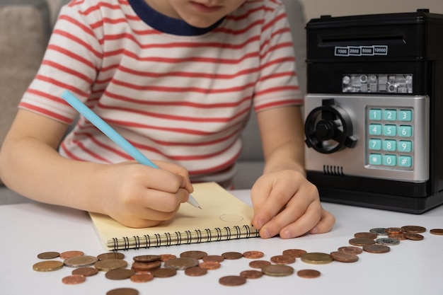 Ein Vorschulkind zeichnet finanzielle Ausgaben auf und berechnet sie Alphabetisierung für Kinder Münzen