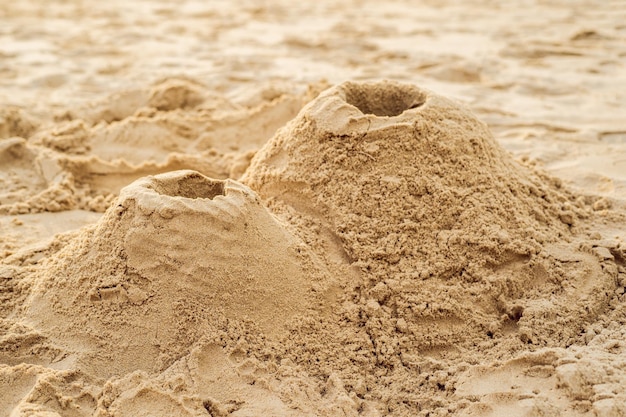 Ein Vulkan aus Sand am Strand