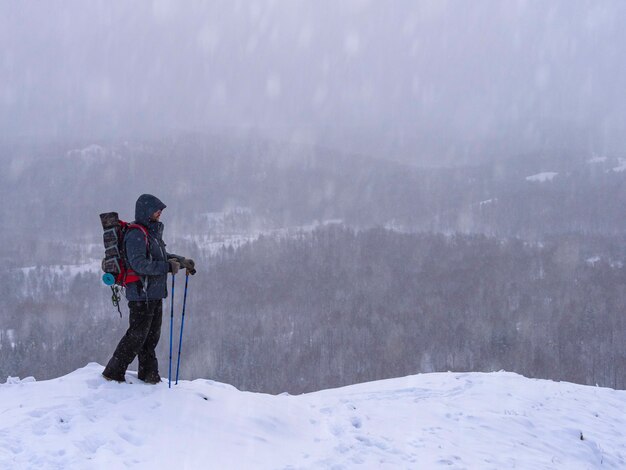 Ein Wanderer beim Besteigen eines Berggipfels