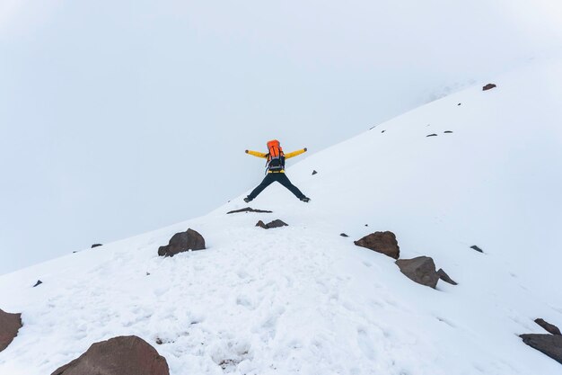 Ein Wanderer, der auf die Basis des Chimborazo-Berges in Ecuador springt