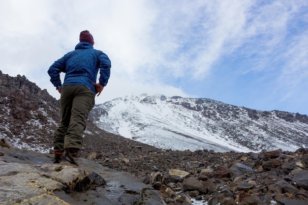 Ein Wanderer, der den Pico de Orizaba in Nordamerika erklimmt