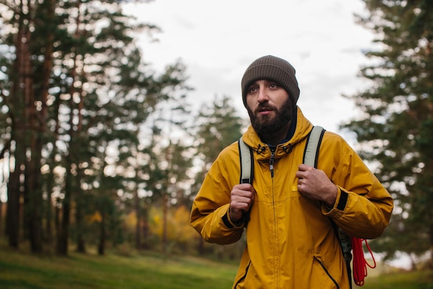 Ein Wanderer, der mit Rucksack in der Natur spaziert