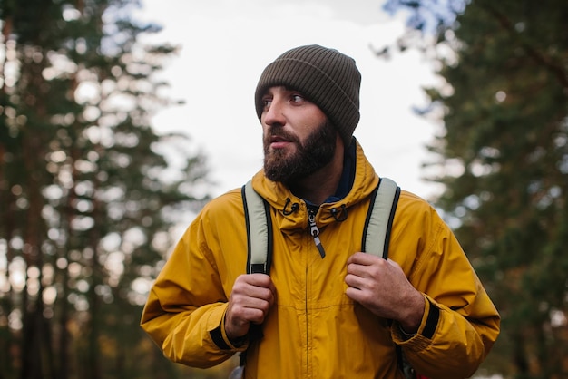 Ein Wanderer, der mit Rucksack in der Natur spaziert