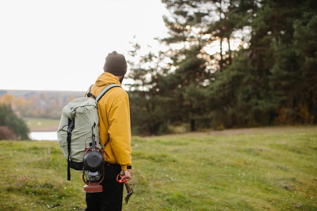 Ein Wanderer, der mit Rucksack in der Natur spaziert