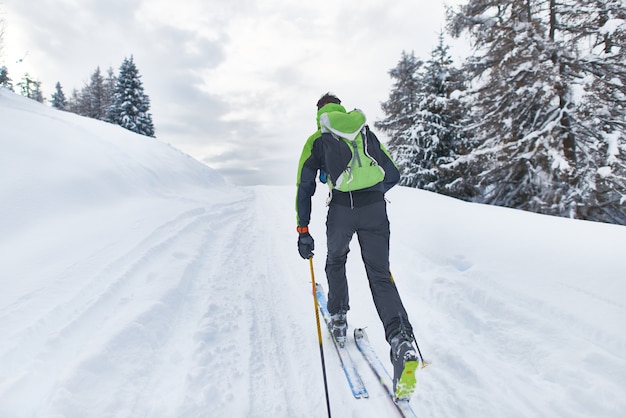 Ein Wanderer Skifahrer auf einem Soloausflug