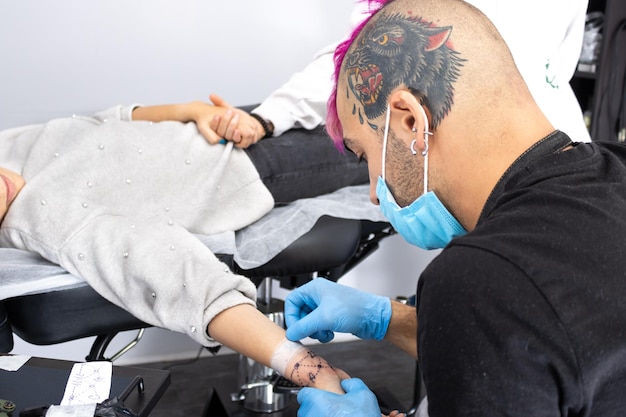 Ein warnender Blick auf Tattoos Die Probleme, die sie mit sich bringen können