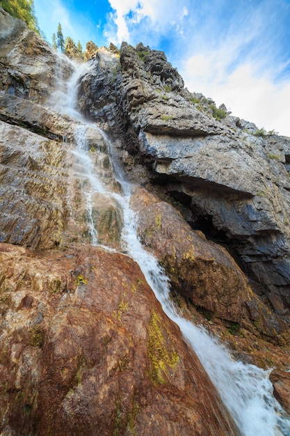 Ein Wasserfall im Berg Altai ist wunderschön. Foto in hoher Qualität