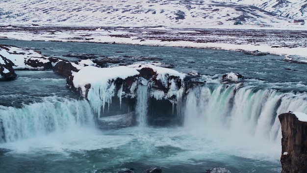 Ein Wasserfall im Winter mit Schnee aus den Grund