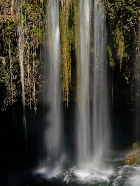 Ein Wasserfall in den Bergen