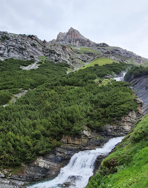 Ein Wasserfall in den Bergen