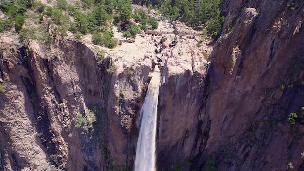 Ein Wasserfall in den Bergen