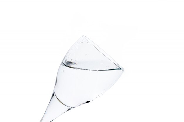 Ein Wasserglas auf weiß