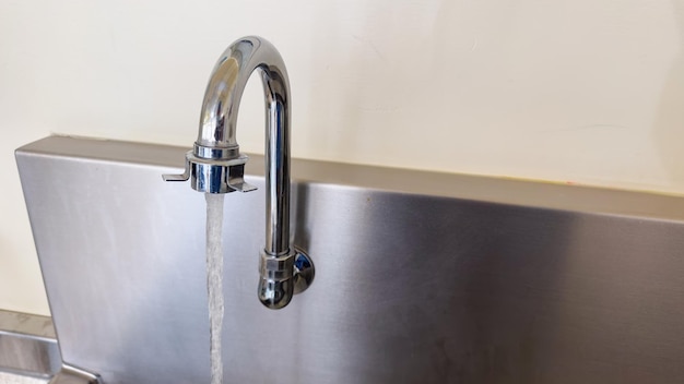 Ein Wasserhahn, von dem Wasser nach oben fließt.