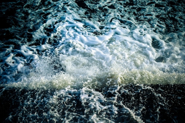 Ein Wasserstrahl ergießt sich in den Fluss