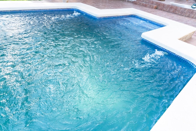 Ein Wasserstrom füllt den Pool mit sauberem Wasser und filtert ihn.
