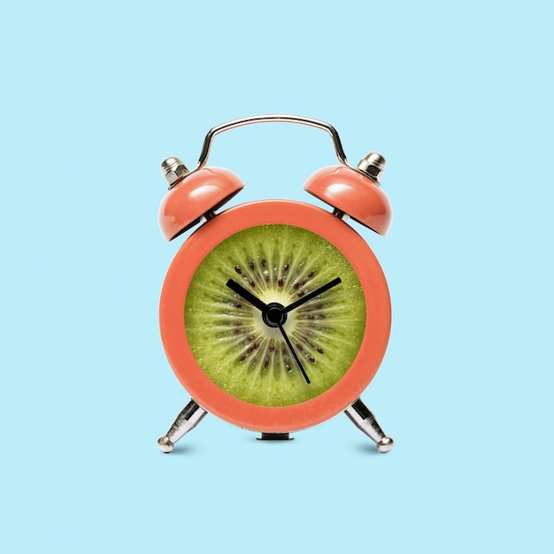 Ein Wecker mit einer Kiwi-Uhr darauf